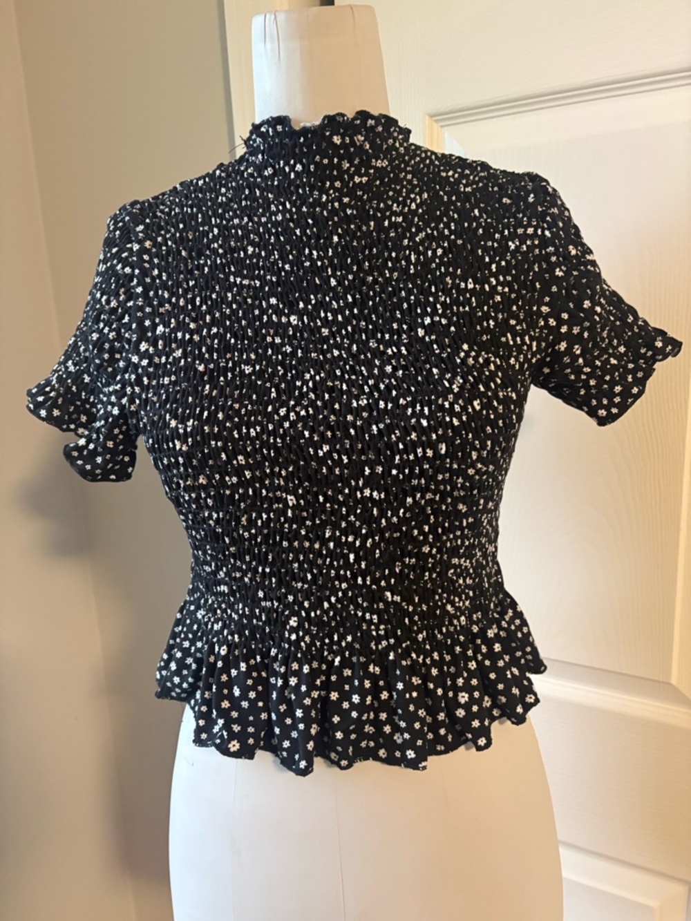 Aqua Black Smocked Floral Crop Top with White Daisy Print/Size S